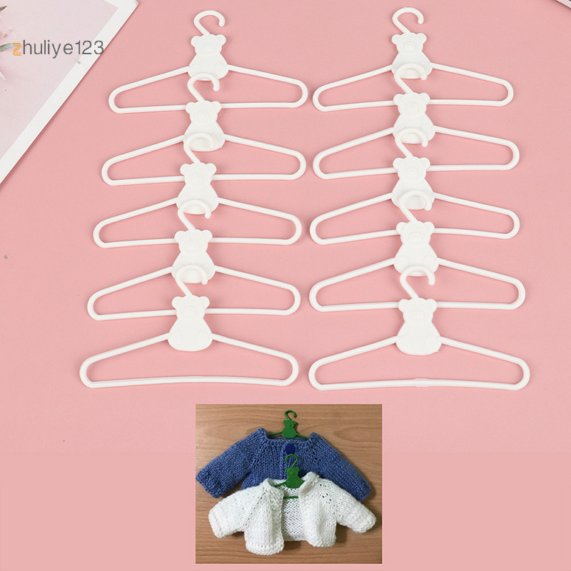 <zhuliye123> 10 mini Hanger เสื้อคลุมสีขาว ชุดตุ๊กตาพลาสติกคลิปแขวนสําหรับตู้เสื้อผ้าตุ๊กตา Nice