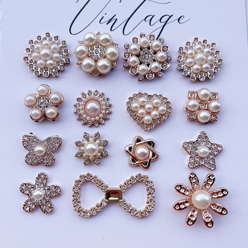 Crocs เรซิ่น Camellia ดอกไม้คริสตัลสีชมพูน้ําหอมสไตล์ Jibbitz ปุ่ม Pins DIY ชุดรองเท้า Charm 1 ชิ้น