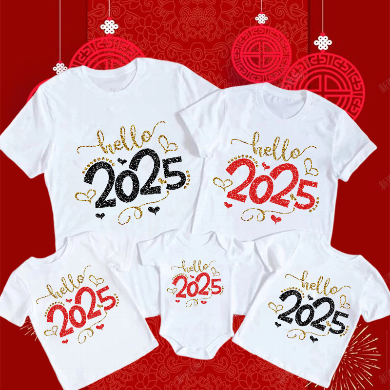 สวัสดี 2025 ปีใหม่ครอบครัวเสื้อยืดสีขาวแฟชั่นแม่พ่อลูกสาวลูกชายจับคู่เสื้อยืดเด็ก ชุดรอมเปอร์ ปีใหม่พรรคครอบครัวเสื้อผ้า