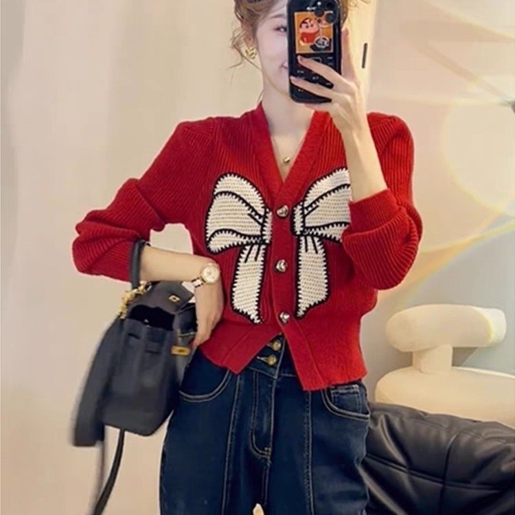 เสื้อสเวตเตอร์โบว์สไตล์สบายๆสไตล์เกาหลีแบบใหม่หรูหราหรูหราสำหรับผู้หญิงเสื้อโค้ทสั้นระดับไฮเอนด์สำหรับผู้หญิงเสื้อสเวตเตอร์แขนยาวแบบลำลองสไตล์ตะวันตกแบบใหม่สำหรับฤดูใบไม้ร่วงและฤดูหนาว