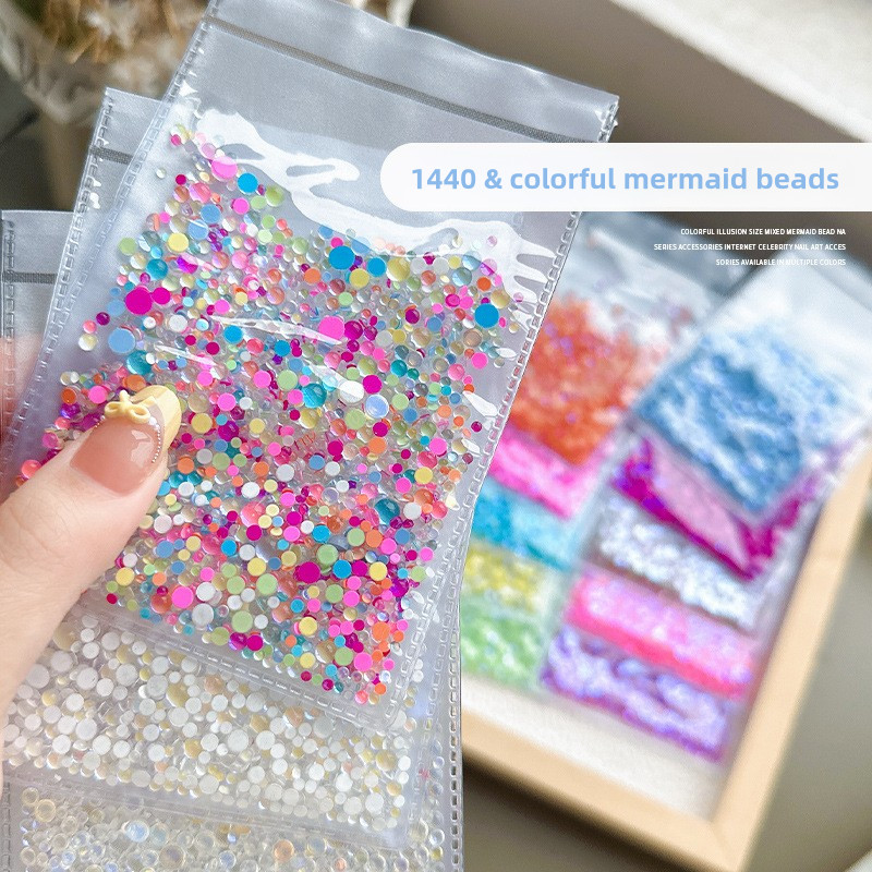 ประมาณ 1440 ชิ้นออโรร่าคริสตัลเมอร์เมดลูกปัดกึ่งวงกลมด้านล่างแบนเครื่องประดับเพชรเล็บ / อุปกรณ์ตกแต่งเล็บลูกปัดมุกขนาดต่างๆ