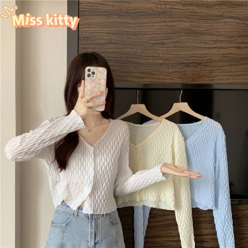 Miss Kitty🔥จัดส่งที่รวดเร็ว🔥ท่านหญิงเสื้อไหมพรมแขนยาว คอวี ดีเทลลายฉลุน่ารักคิ้วๆ *8K12*