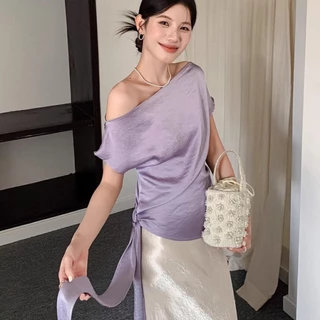Chili Koko เสื้อยืดแขนสั้นผ้าซาตินคอเฉียงสไตล์ฝรั่งเศสสำหรับผู้หญิงช่วงฤดูร้อน ชายเสื้อริบบิ้น สง่างาม 99168