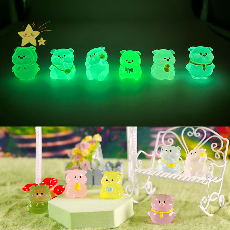[JBTH] 1pcs Luminous การ์ตูนหมูรุ่นน่ารักเรืองแสงในที่มืดขาตั้งจอแสดงผลชั้นวางหนังสือตกแต่งโต๊ะ Micro ภูมิทัศน์รูป [JB]
