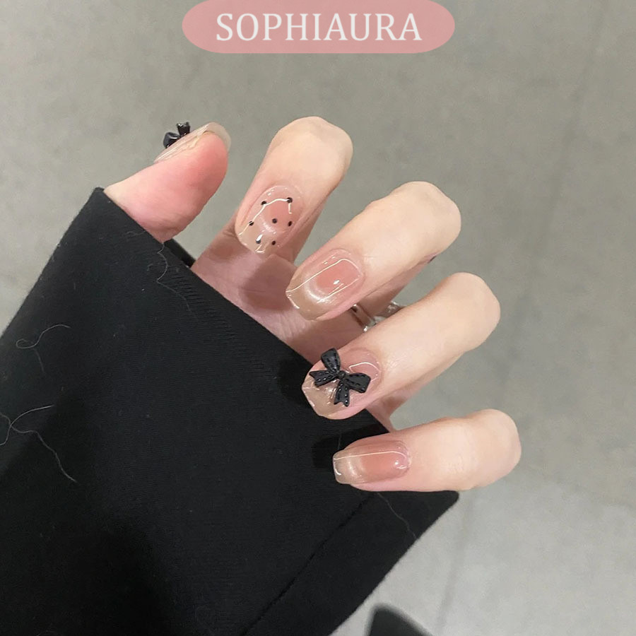 Sophiaura 3D Bow Tie Polka Dots เล็บปลอมสั้นรูปร่างน่ารัก Cat Eye ออกแบบน่ารัก Non-นูนกดบนเล็บสําหรับสาวนํากลับมาใช้ใหม่เล็บปลอมด้วยกาวสติกเกอร์