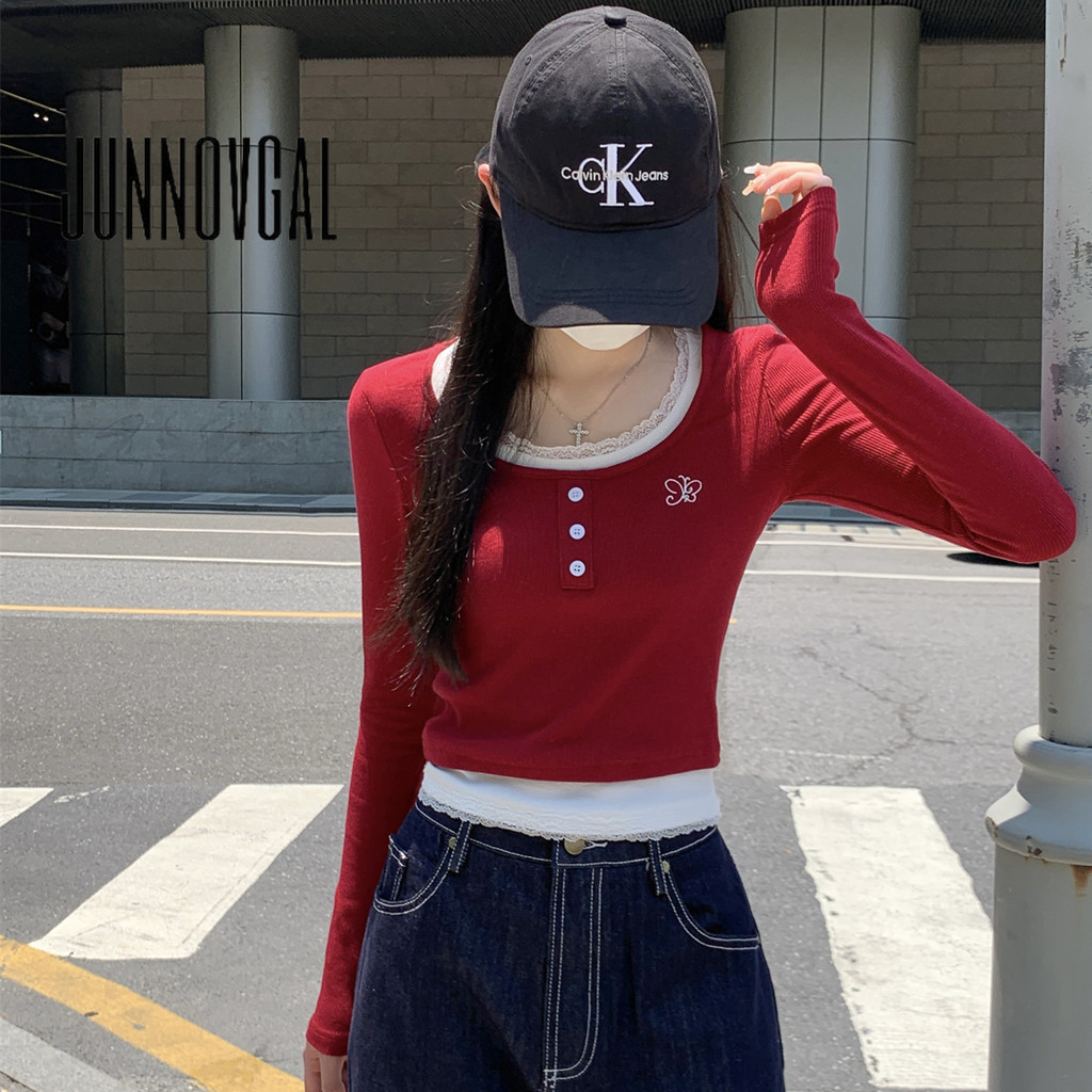 Junnovgal เสื้อยืดผู้หญิงแขนยาวลูกไม้สีตัดกันปลอมสองชิ้น 2024 สไตล์ใหม่