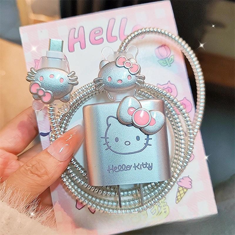 ฝาครอบป้องกันเครื่องชาร์จ Hello Kitty น่ารักเข้ากันได้กับรุ่น IPhone 12 13 14 15 รองรับ 18W 20W ชุดม้วนเก็บสายชาร์จอย่างรวดเร็ว
