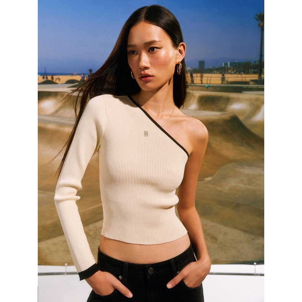 [Pomelo] เสื้อเบลาซ์ไหมพรมแขนยาวปาดไหล่เฉียงแต่งดีเทลตัดขอบ / Contrast Trim Oblique Cold-Shoulder Knitted Long-Sleeve Bl