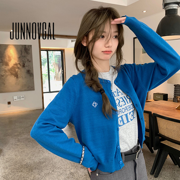 Junnovgal เสื้อคาร์ดิแกนผู้หญิงเย็บปักถักร้อยถักสีทึบ 2024 สไตล์ใหม่