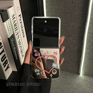 กระจกเกาหลี Graffiti สร้อยข้อมือหัวใจภาษาอังกฤษเคสโทรศัพท์เหมาะสําหรับ Samsung Galaxy ZFlip7 เชือกเส้นเล็กพับ Hard Shell สําหรับ Z Flip 7 6 7FE 5 4 3 5G แฟชั่นฝาครอบป้องกัน