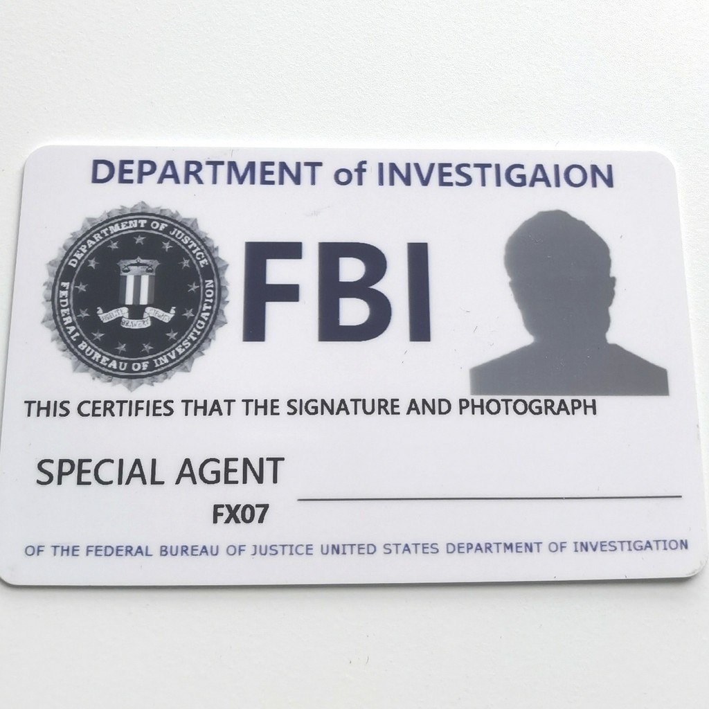 ป้ายโลหะ FBI และซองพิมพ์บัตร พร้อมอุปกรณ์สำหรับคอหนัง