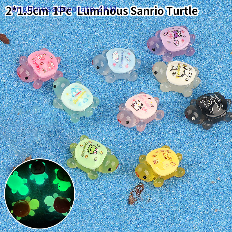 [ความสดใส] Luminous Sanrio Turtle Ornament Kawaii Hello Kitty Kuromi Melody Turtle Micro Landscape Fish Decor Surprise Box Accessory [TH]