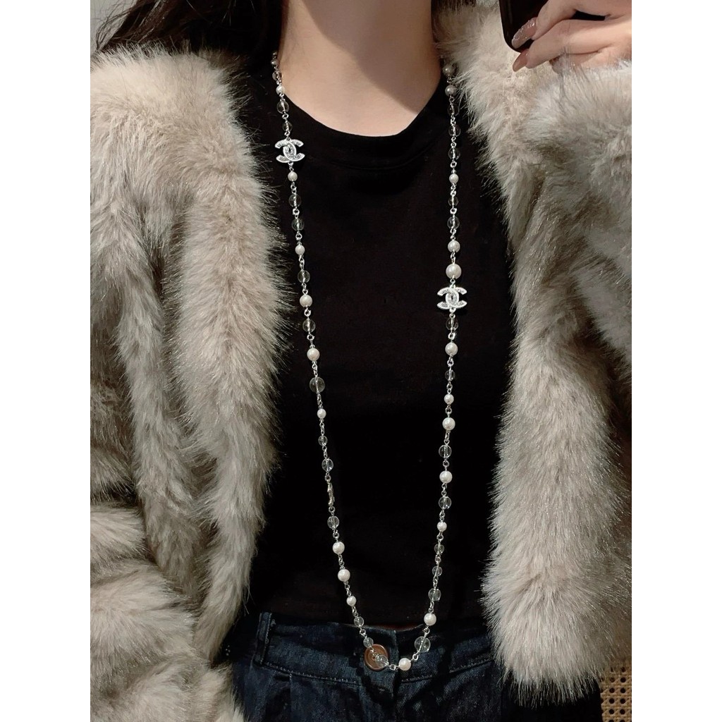 เสื้อกันหนาวโซ่ Chanel สไตล์คลาสสิก ลาย Double C พร้อมไข่มุกแท้