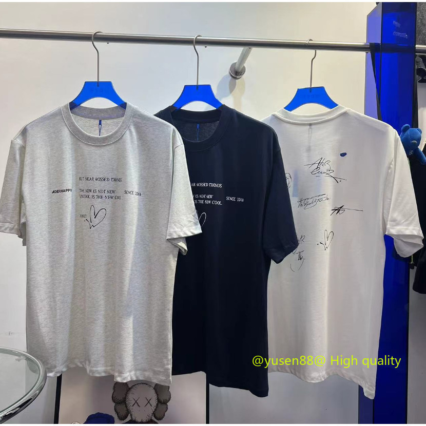 **** Hot *** ADER HAPPY 2024ss แขนสั้นผู้ชายผู้หญิงฤดูใบไม้ผลิฤดูร้อนสไตล์ใหม่ตัวอักษรแขนสั้น T Niche อินเทรนด์คู่ด้านบน