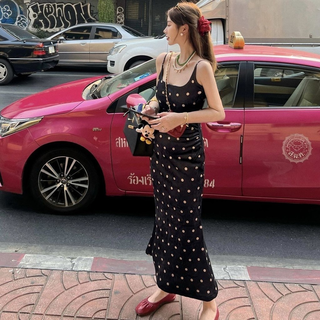 ชุดเดรสสายเดี่ยวลายจุดสไตล์ฝรั่งเศสแบบใหม่2024ชุดเดรสยาวเอวสูงผ่าแยกเข้ารูปดูดีสไตล์เกาหลีสำหรับฤดูร้อน