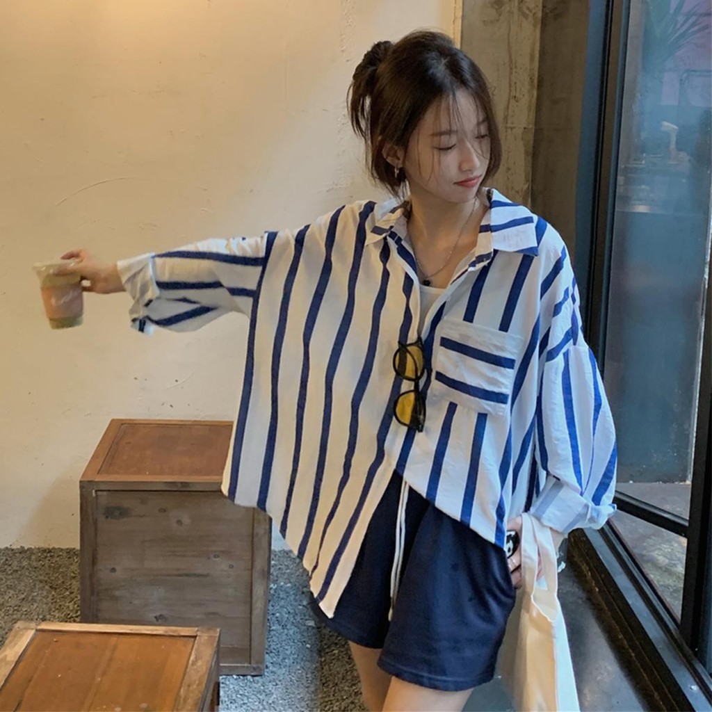 Lune_Grace เสื้อเชิ้ตแขนยาวลายริ้วใหย่ แต่งกระเป๋าหน้า แฟชั่นเกาหลีสไตล์แฟนหนุ่ม-พร้อมส่ง-รุ่นw427