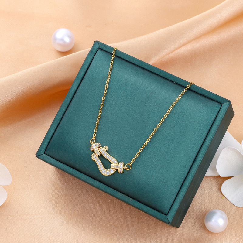 สร้อยคอ ไทเทเนียมเหล็กชุบ 18K ทองแท้ Micro-Inlaid Zircon Horseshoe Buckle จี้ Clavicle Chain สุภาพสตรีเครื่องประดับ