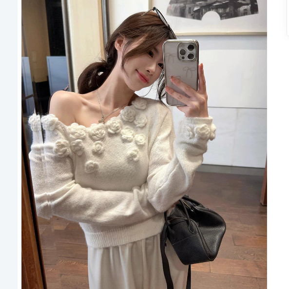 ดอกไม้สามมิติไหล่รั่วเสื้อถักแขนยาวผู้หญิงฤดูใบไม้ร่วงหลวมหวานเสื้อกันหนาวเสื้อสวมหัว