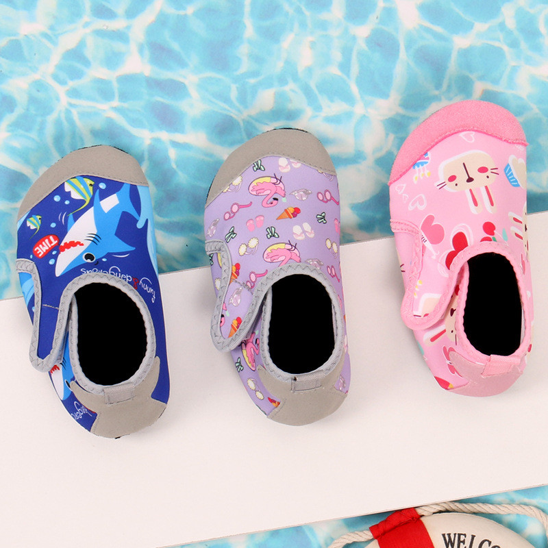 รองเท้าชายหาดและถุงเท้าดำน้ำสำหรับเด็ก ใช้งานได้ในสวนน้ำ ป้องกันการลื่นและตัด