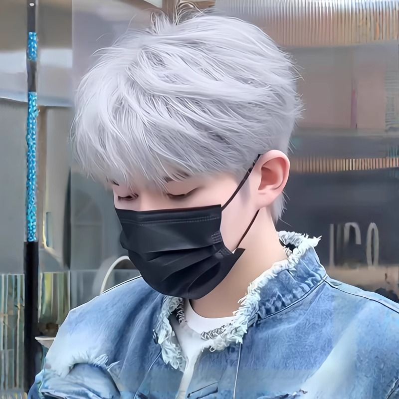 วิกผมทรงสั้นสำหรับหนุ่มหล่อสไตล์ญี่ปุ่น พร้อมท็อปหัวเต็มใบ สีเทาธรรมชาติ และ Ice Blue