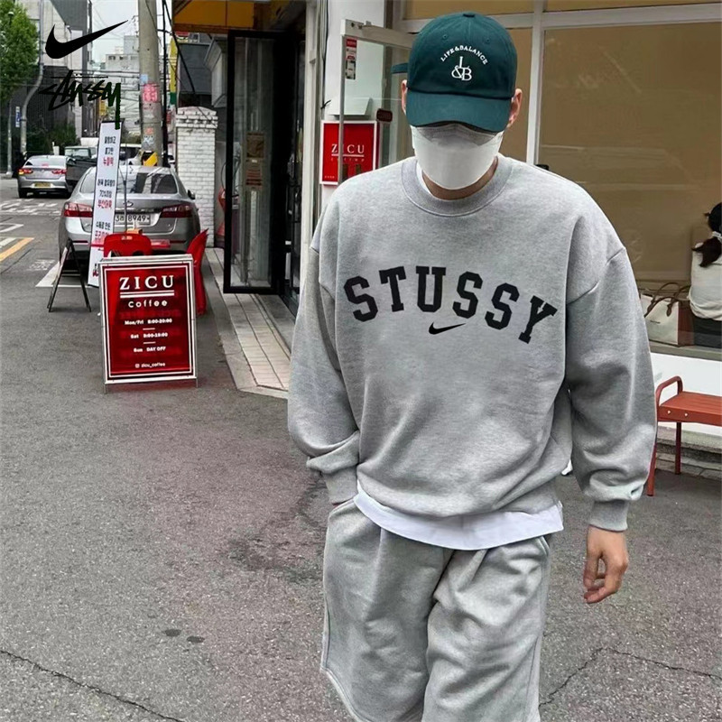 Stüssy 100% Original ผ้าฝ้ายเสื้อคู่ Unisex ชุดกีฬาสําหรับชายคู่เสื้อกันหนาว Bottoming เสื้อผู้หญิงลูกเรือคอเสื้อกันหนาว