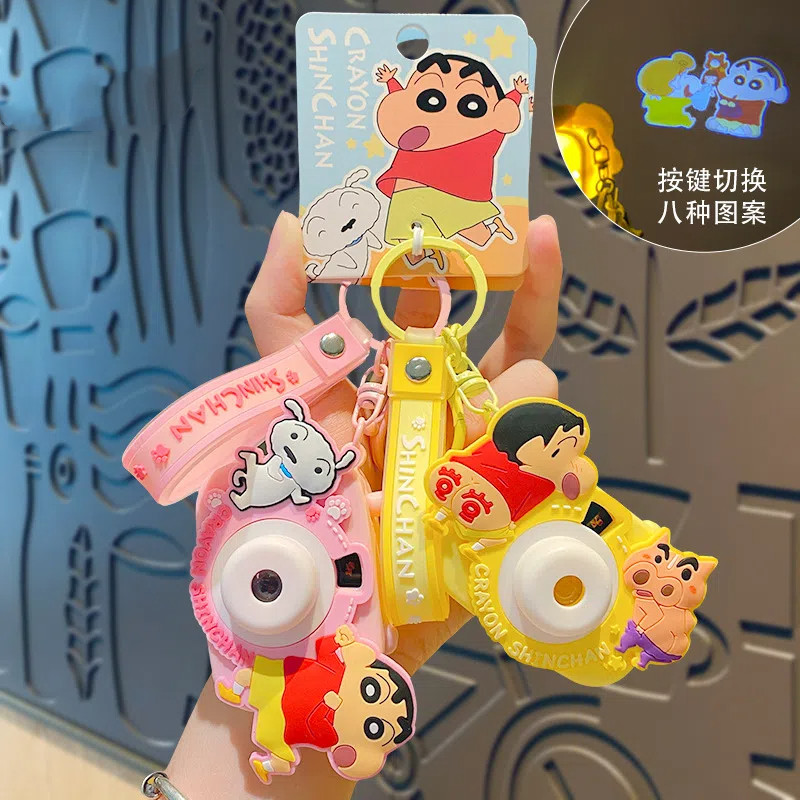ของแท้เครยอนชินจังกล้องฉายพวงกุญแจ/การ์ตูนของเล่นตุ๊กตากระเป๋านักเรียนเครื่องประดับของขวัญเล็กๆ