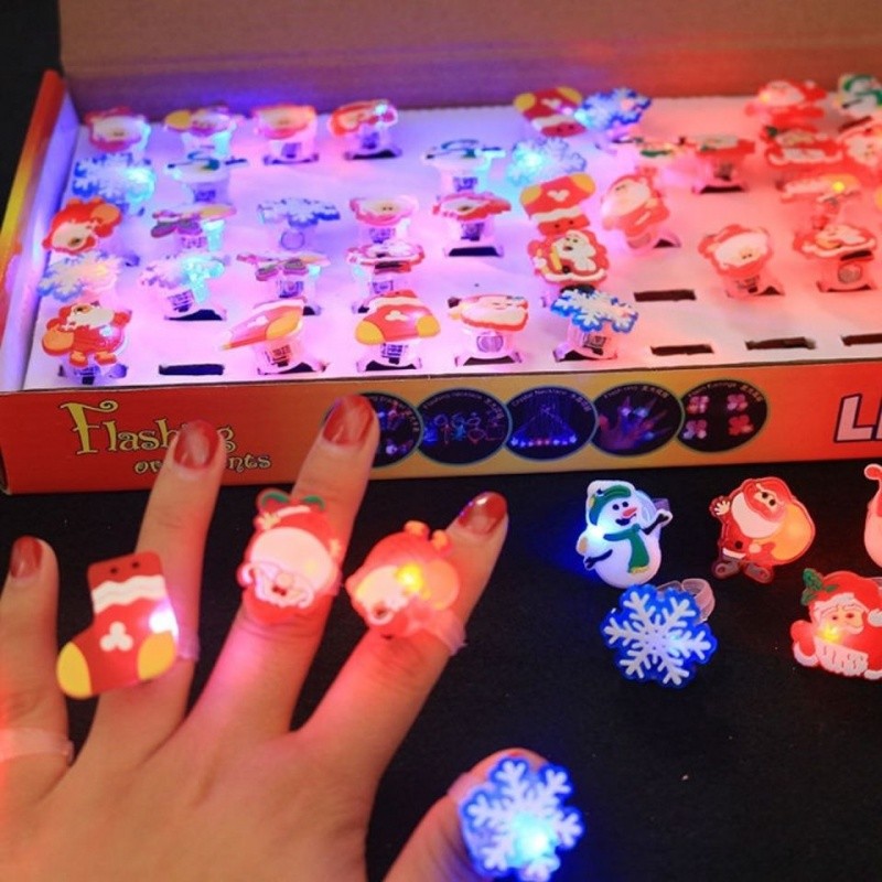 1 ชิ้นที่มีสีสันเด็ก LED กระพริบแหวนแสงนิ้วมือ Merry Christmas การ์ตูนเรืองแสงแหวนนิ้ว