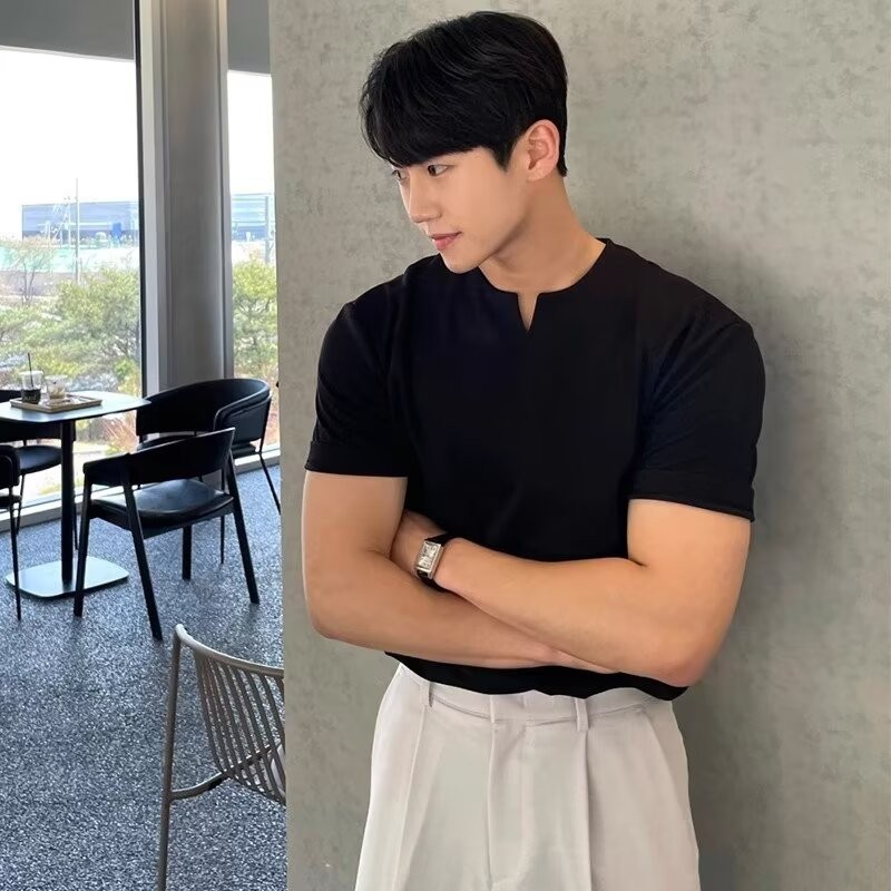 ฤดูร้อนเย็นลําลองผู้ชายสวมใส่ถนนสวมใส่สลิมฟิตผ้าไหมน้ําแข็งสีทึบคอวีแขนสั้น