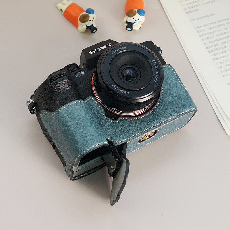 Sony A7CR A7C2 หนัง PU กล้องฐานกระเป๋าสําหรับ Sony A7R5 A7M4 Sony A7 Mark 4 IV A7R Mark V 5 ครึ่งปลอกกระเป๋า 1/4 สกรู