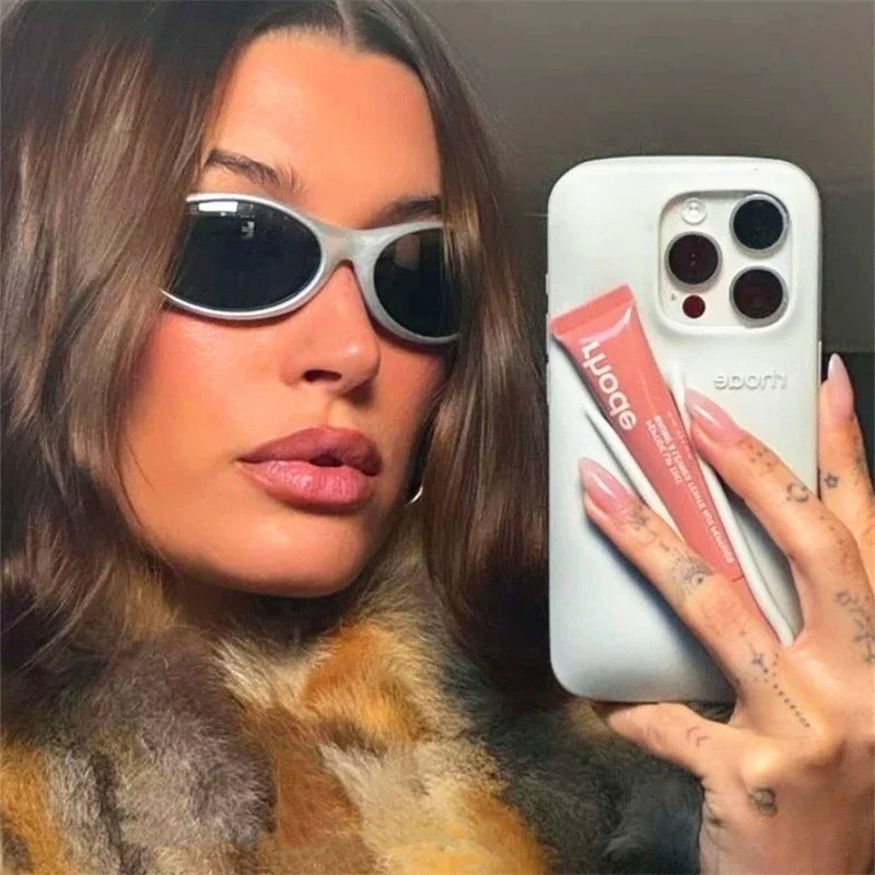 (มีโลโก้) ลิปสติกซิลิโคนอ่อนนุ่มเคสโทรศัพท์สําหรับ iPhone 13 12 11 Pro 14 15 16 Plus 16 Promax ที่วางลิปกลอสแบบพกพา Ins Cover (ไม่รวมลิปสติก)