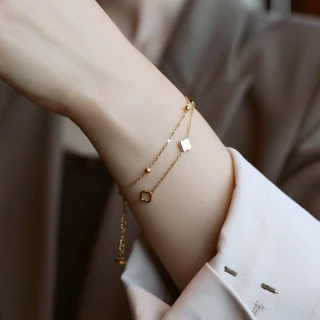 สร้อยข้อมือสองชั้นลายโคลเวอร์สี่ใบสไตล์ฝรั่งเศส จากเหล็กไทเทเนียมคุณภาพสูง แฟชั่นและปราณีตไม่มีรอยเชื่อม