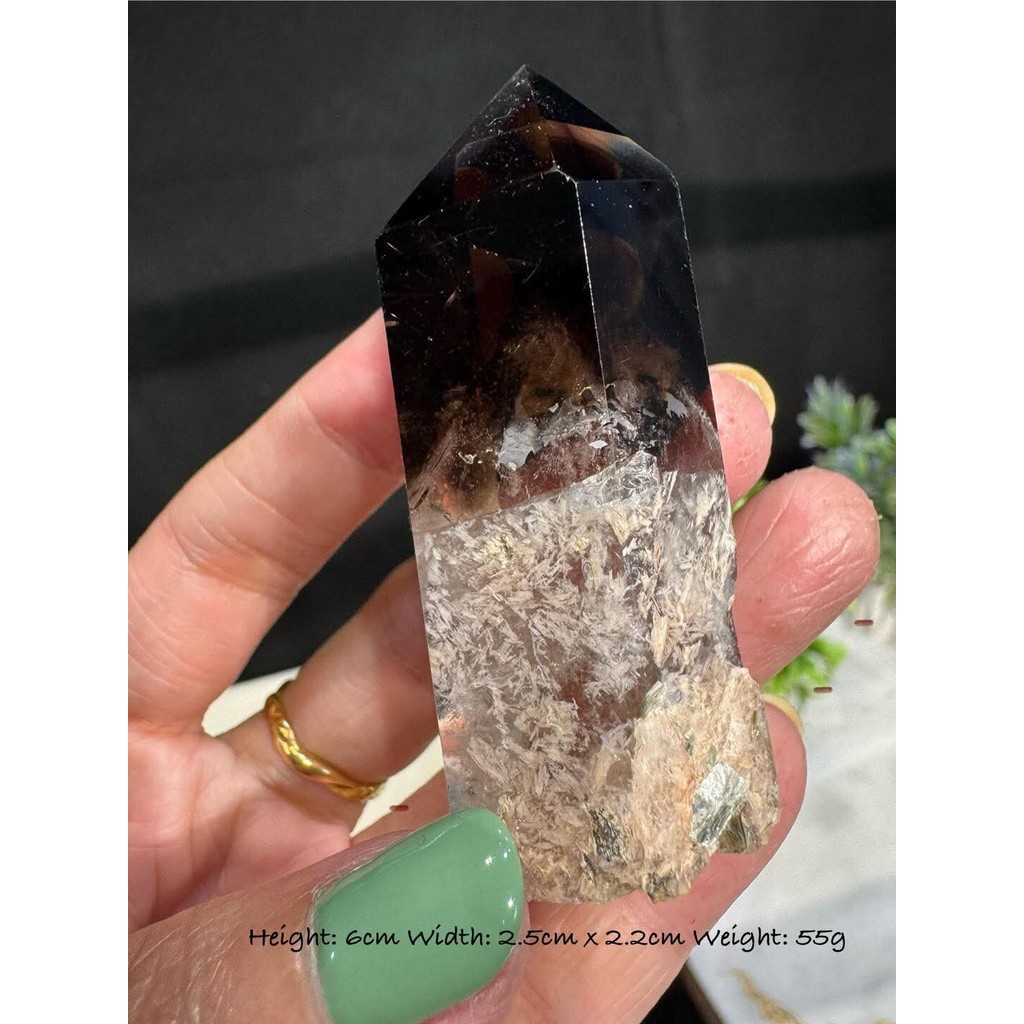 Smoky Quartz Tower กับ Mica ตามธรรมชาติ Spusions Smoky Quartz Tower ธรรมชาติคริสตัล