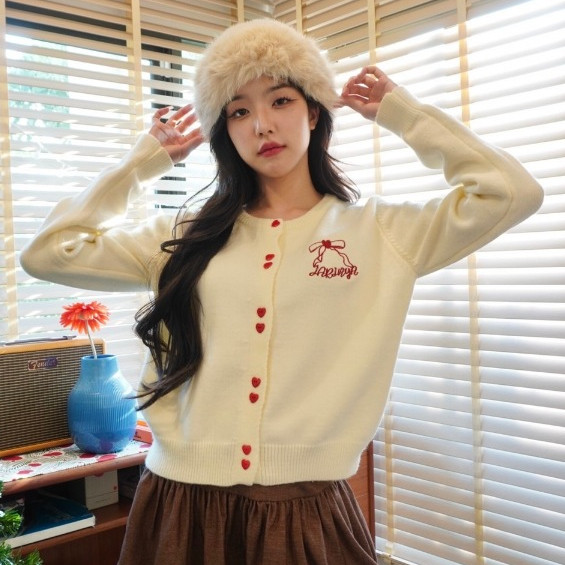 Bellevie.Shop เสื้อคาร์ดิแกนไหมพรม กระดุมแดงปัก jarinya