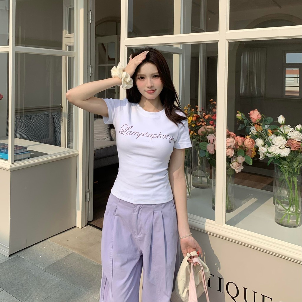 [จัดส่งจากกรุงเทพ] เสื้อยืดแขนสั้นลายตัวอักษรสีเหลืองสุดฮอตสำหรับผู้หญิงในช่วงฤดูร้อน ทรงสลิมอเมริกัน ไหล่ตรง เสื้อตัวสั