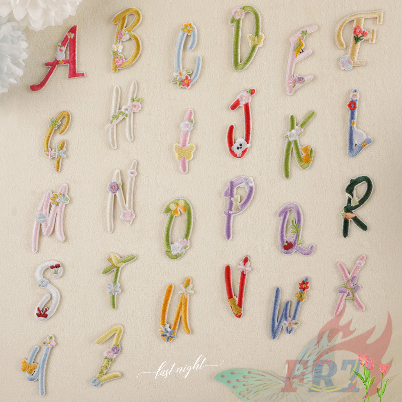☸ ดอกไม้ที่มีสีสันตัวอักษรภาษาอังกฤษแพทช์สติกเกอร์ติดด้วยตนเอง ☸ 1 ชิ้นตัวอักษร DIY เย็บปักถักร้อยเหล็กบนป้ายแพทช์ตกแต่งผ้า