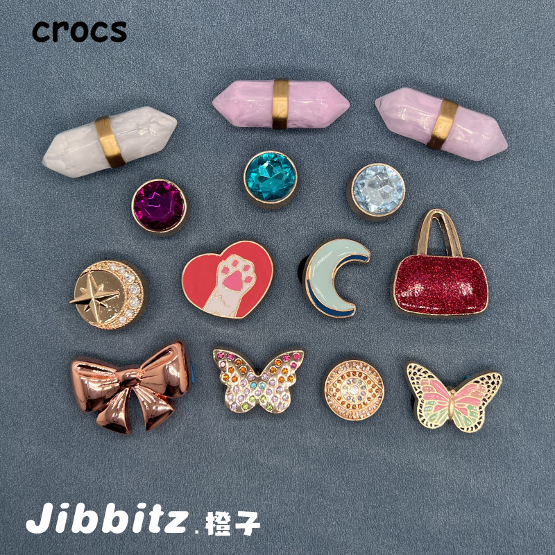 Crocs Jibbitz Charms รองเท้าแตะเด็กผู้หญิงหัวเข็มขัดรองเท้าอุปกรณ์เสริมรองเท้าโลหะดอกไม้ Croc DIY ตกแต่งหลายอัญมณี