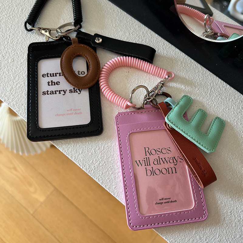 พวงกุญแจ alphabet A-Z keychain พวงกุญแจรถ ร้อยลูกปัด หนังระดับไฮเอนด์ผู้ถือบัตรจับคู่สีที่สวยงามสามารถใส่บัตรประชาชนบัตรธนาคารภาพถ่าย ฯลฯ