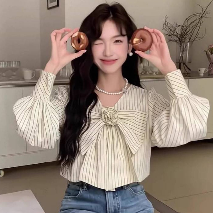 {พร้อมส่ง}รุ่น(ลายทางครีมโบว์ใหญ่03) เสื้อแขนยาว ไหมอิตาลีพรีเมี่ยม สีครีมลายทาง แขนพองแต่งโบว์ช่วงกลางอก ลุคคุณหนู