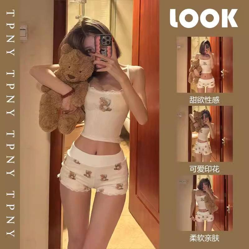 2024 ใหม่สาววัยรุ่นความปรารถนาบริสุทธิ์ยั่วยวนหมีน้อยเชือกแขวนคอเบาะหน้าอกชุดนอนผู้หญิงบางพอดีเซ็กซี่เสื้อกั๊กกางเกงขาสั้นชุดโฮมสูท
