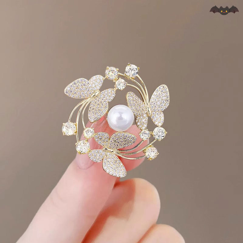 [PE] เข็มกลัดผีเสื้อบินหรูหราสําหรับผู้หญิง Rhinestone Pearl Pins หญิงเสื้อ Corsage อินเทรนด์เข็มกลัดงานแต่งงานของขวัญ TH