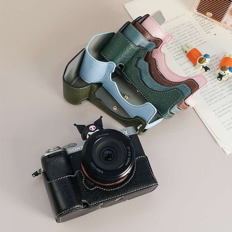 Sony A7CR A7C2 หนัง PU กล้องฐานกระเป๋าสําหรับ Sony A7R5 A7M4 Sony A7 Mark 4 IV A7R Mark V 5 ครึ่งปลอกกระเป๋า 1/4 สกรู