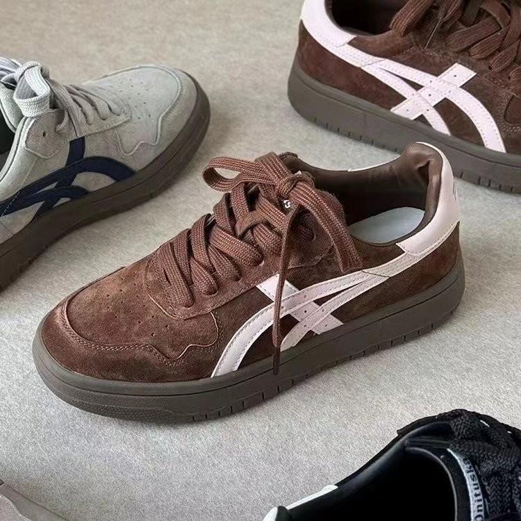 รองเท้าเทรนนิ่งสไตล์เกาหลีหัวกลมสีเข้ากันกับรองเท้าเทรนนิ่งสไตล์เยอรมัน PU แบบไขว้สายรัดแฟชั่นวัยรุ่นเฉพาะกลุ่มกันลื่นและทนต่อการสึกหรอสำหรับนักเรียนสวมใส่ข้างนอกทุกวันรองเท้าลำลองสำหรับเล่นกีฬาสำหรับผู้หญิงราคาขายส่งจากโรงงาน