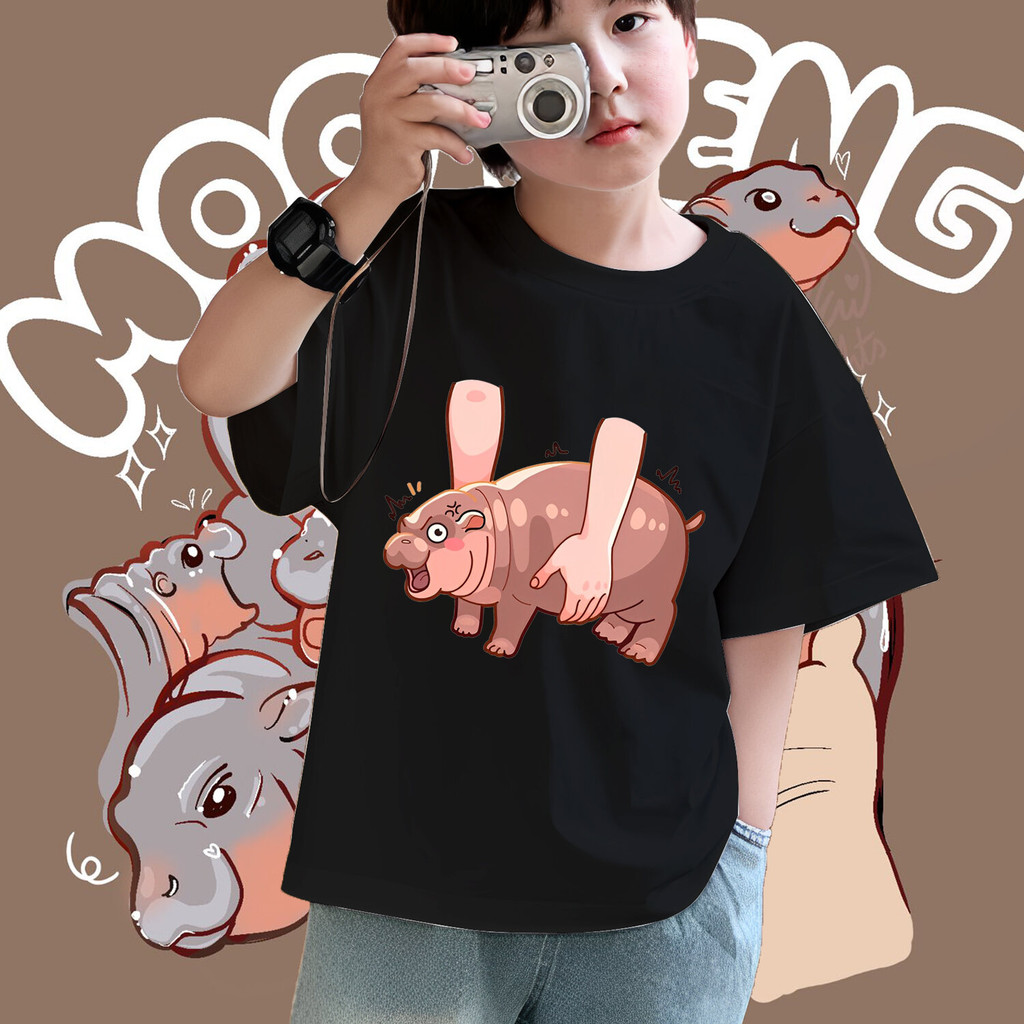เสื้อยืดแขนสั้นสําหรับเด็กพร้อมพิมพ์ลายการ์ตูน Moodeng Hippo พิมพ์ลายการ์ตูนสบายและอินเทรนด์ Casual Top สําหรับเวลาเล่น