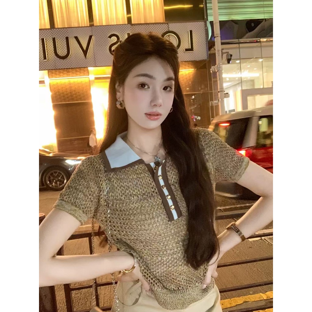 เสื้อกะทัดรัดด้วยแขนสั้นสไตล์ Chanel สำหรับฤดูร้อนปี 2025 ดีไซน์หรูหราและมี Polo collar เป็นเสื้อถักคุณภาพสูง