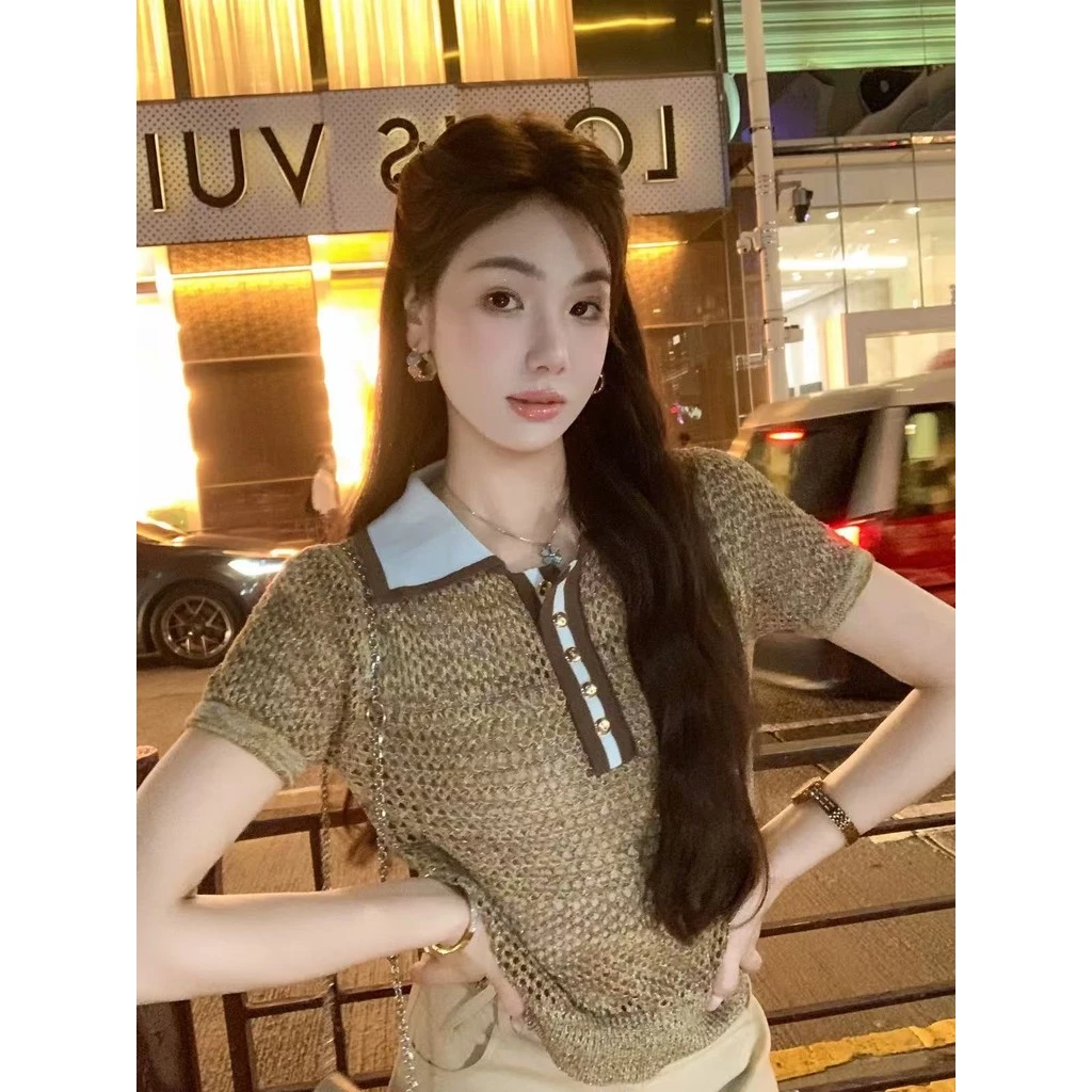 เสื้อกะทัดรัดด้วยแขนสั้นสไตล์ Chanel สำหรับฤดูร้อนปี 2025 ดีไซน์หรูหราและมี Polo collar เป็นเสื้อถักคุณภาพสูง
