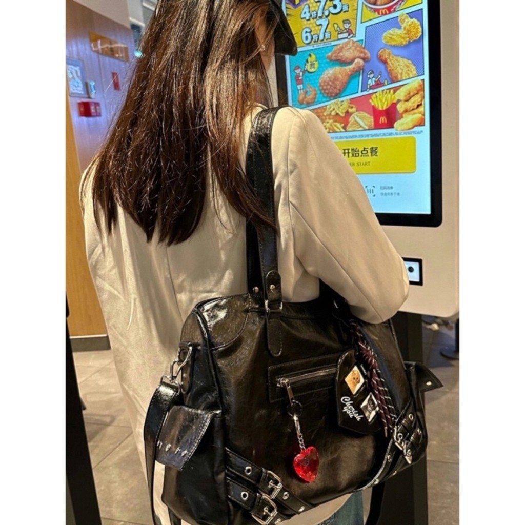 บ้าน @ โฮมเมดเกาหลียอดนิยมพร็อพความจุขนาดใหญ่ไหล่เดียวแนวทแยงหญิงกระเป๋า หมุดย้ํา เข็มขัดหัวรถจักร สิริ กระเป๋า