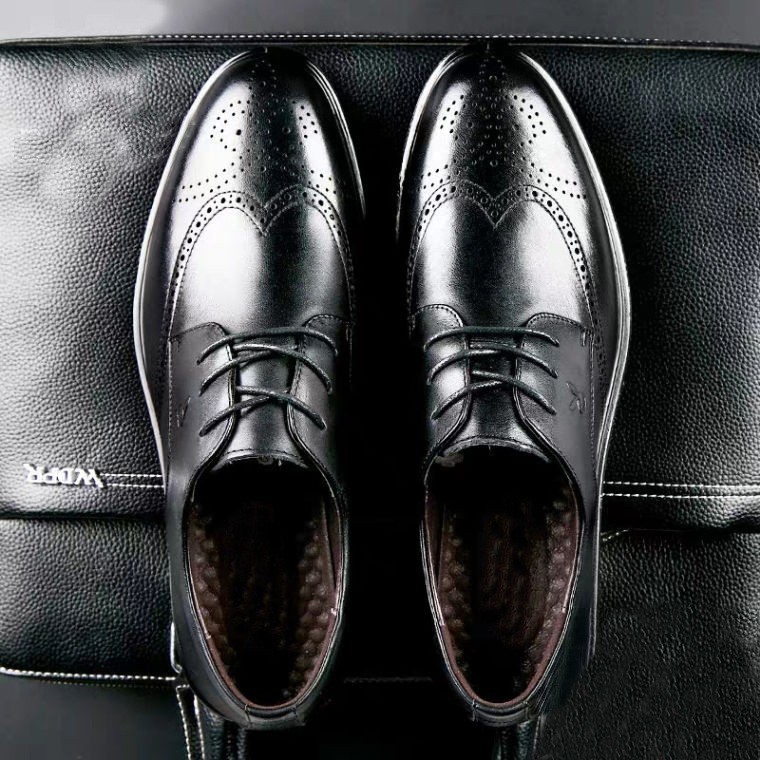รองเท้าผู้ชาย 2025 ฤดูร้อนธุรกิจอย่างเป็นทางการรองเท้าหนังสไตล์อังกฤษ Breathable Soft-Soled แกะสลัก Brogue รองเท้าขนาดใหญ่ด้านในความสูง