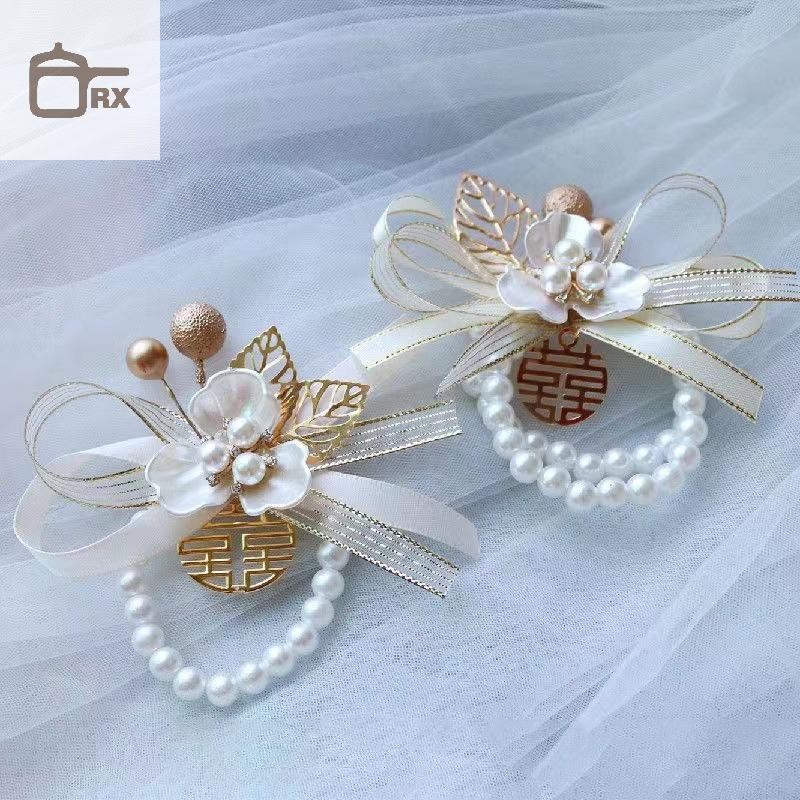 ข้อมือดอกไม้ Pearl Clover เครื่องประดับสำหรับงานแต่งงานและเพื่อนเจ้าสาว