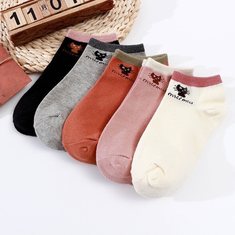ซื้อ 1 คู่ แถม 1 คู่  ถุงเท้าหมี ถุงเท้าเกาหลี (สีดำ) 2คู่