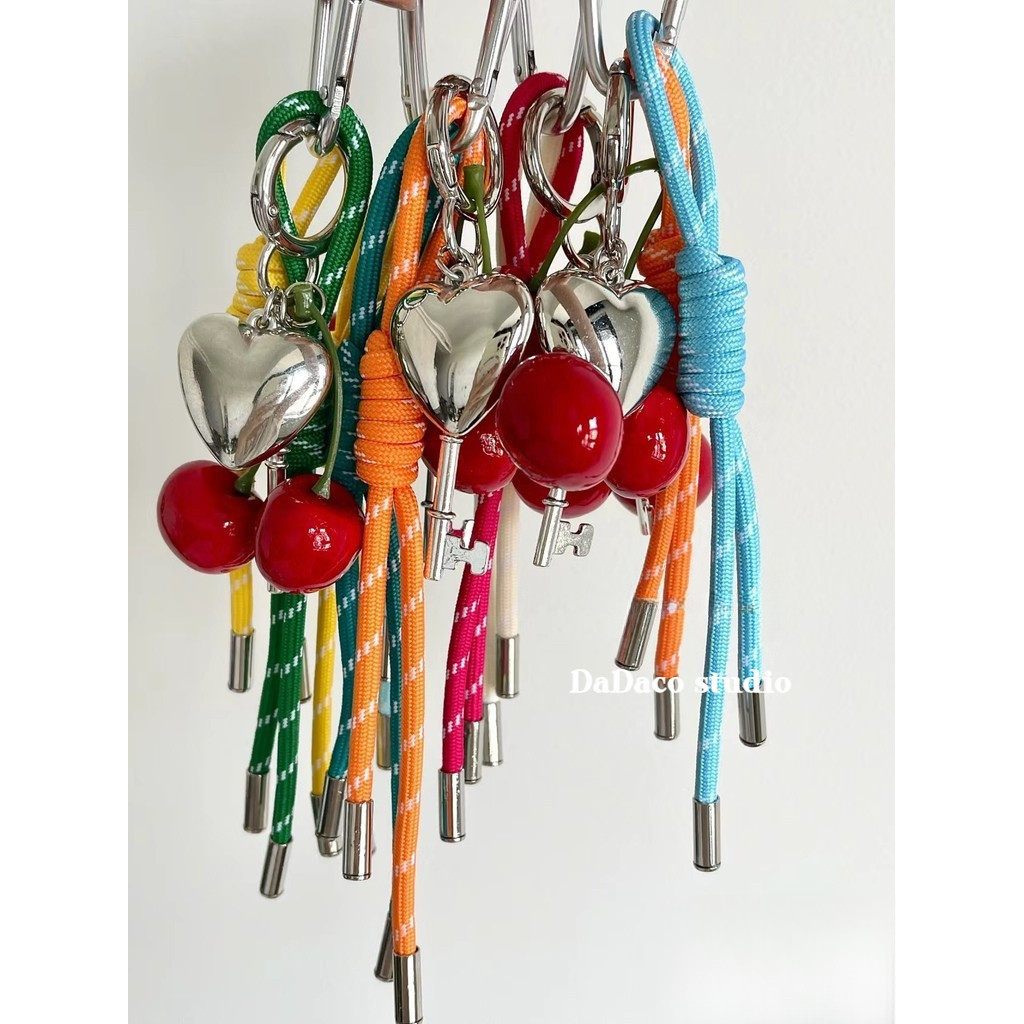 【ส่งจากไทย🚚】✨ซองใส่บัตร พวงกุญแจรถ🍒Cherry Keychain พวงกุญแจเชอรี่แดง diy เชอร์รี่จำลอง จี้กระเป๋า หัวใจ วัสดุโลหะ ชาร์ม โบฮีเมียน bag charm สายคล้อง เชือกถัก ของตกแต่งกระเป๋า เหมาะสำหรับแขวนบนกระเป๋า miumiu/stand oil post bag/กระเป๋าโทส